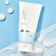 Мягкая пенка для умывания с морской водой Round Lab 1025 Dokdo Cleanser 150 мл